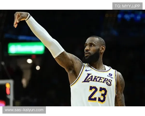 詹姆斯连续四场比赛助攻上双,41岁老将组织能力依旧顶级展现全面性